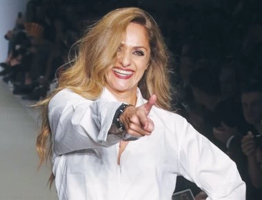 Βίκυ Κουλιανού: «Αναστατώνει» τη Μύκονο με τα καλλίγραμμα πόδια της (φωτο)